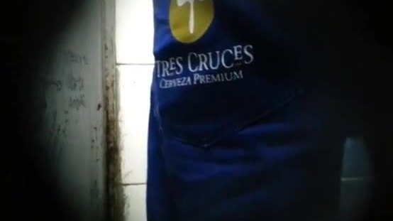 Chilango rascandose los huevos