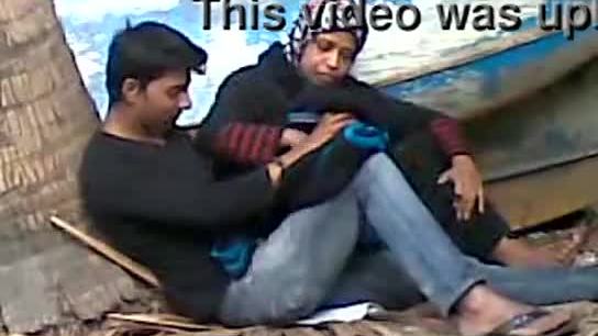 Desi couple caught fucking outdoor